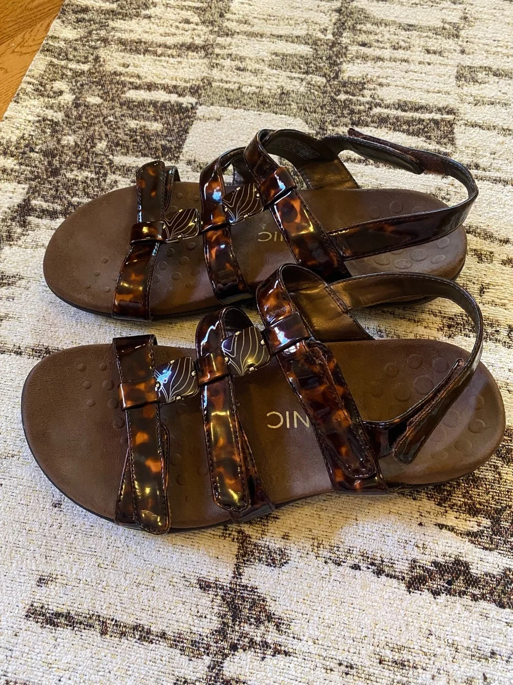 Vionic Amber Tortoise Patent Leather Orthotic Comfort Strappy Sandal Gem Accent